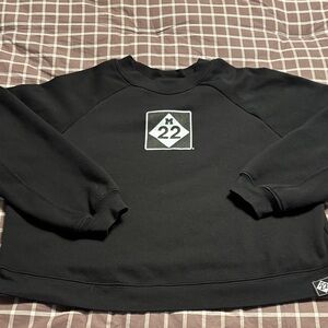 M22 cropped crew neck